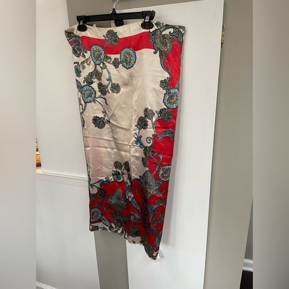 NWT SATIN PRINTED SCARF - Picture 5 of 11